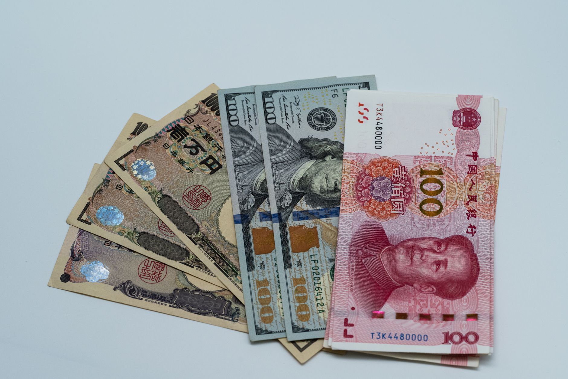 Avertisment economic în contextul evaluării S&P: Instabilitatea politică poate duce cursul euro la 6 lei