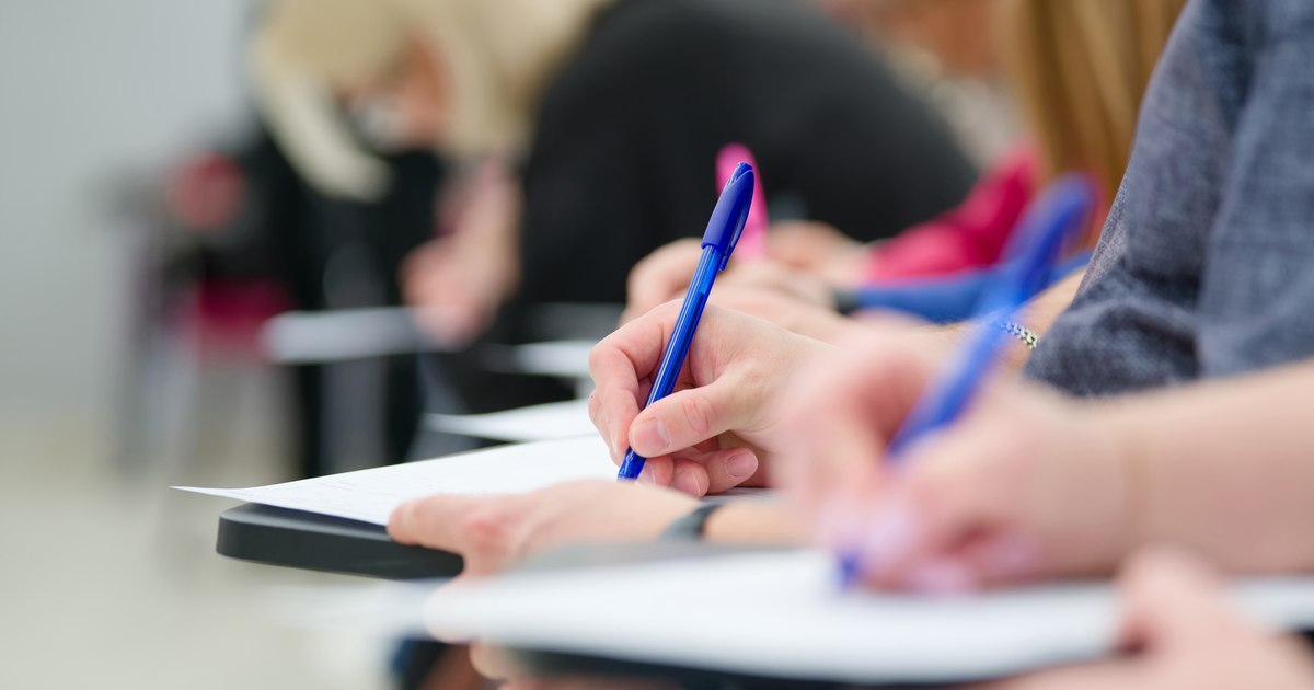 Președintele României a promulgat legea care elimină examenele proprii de admitere la liceu