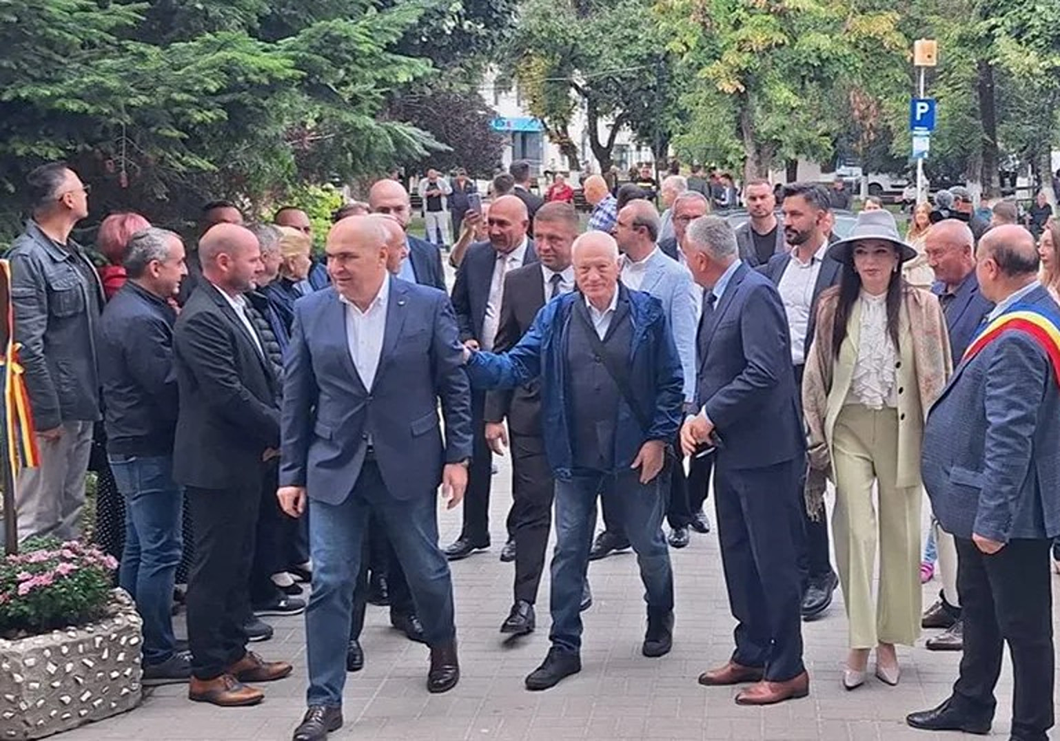 Ilie Bolojan a fost huiduit de localnici în Drăgășani, în timpul inaugurării noului sediu al Primăriei