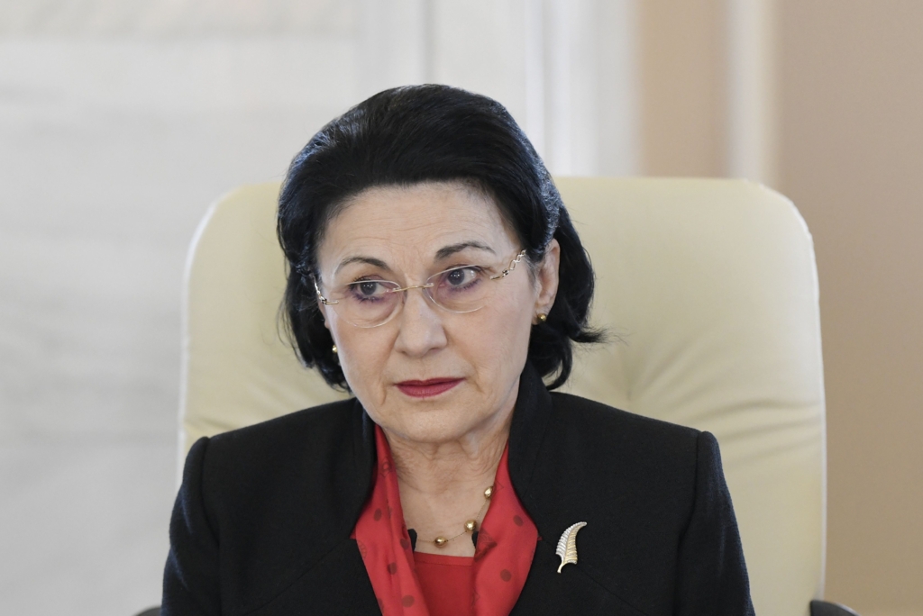 Uniformele școlare obligatorii: Ecaterina Andronescu propune înlocuirea conceptului cu un însemn distinctiv