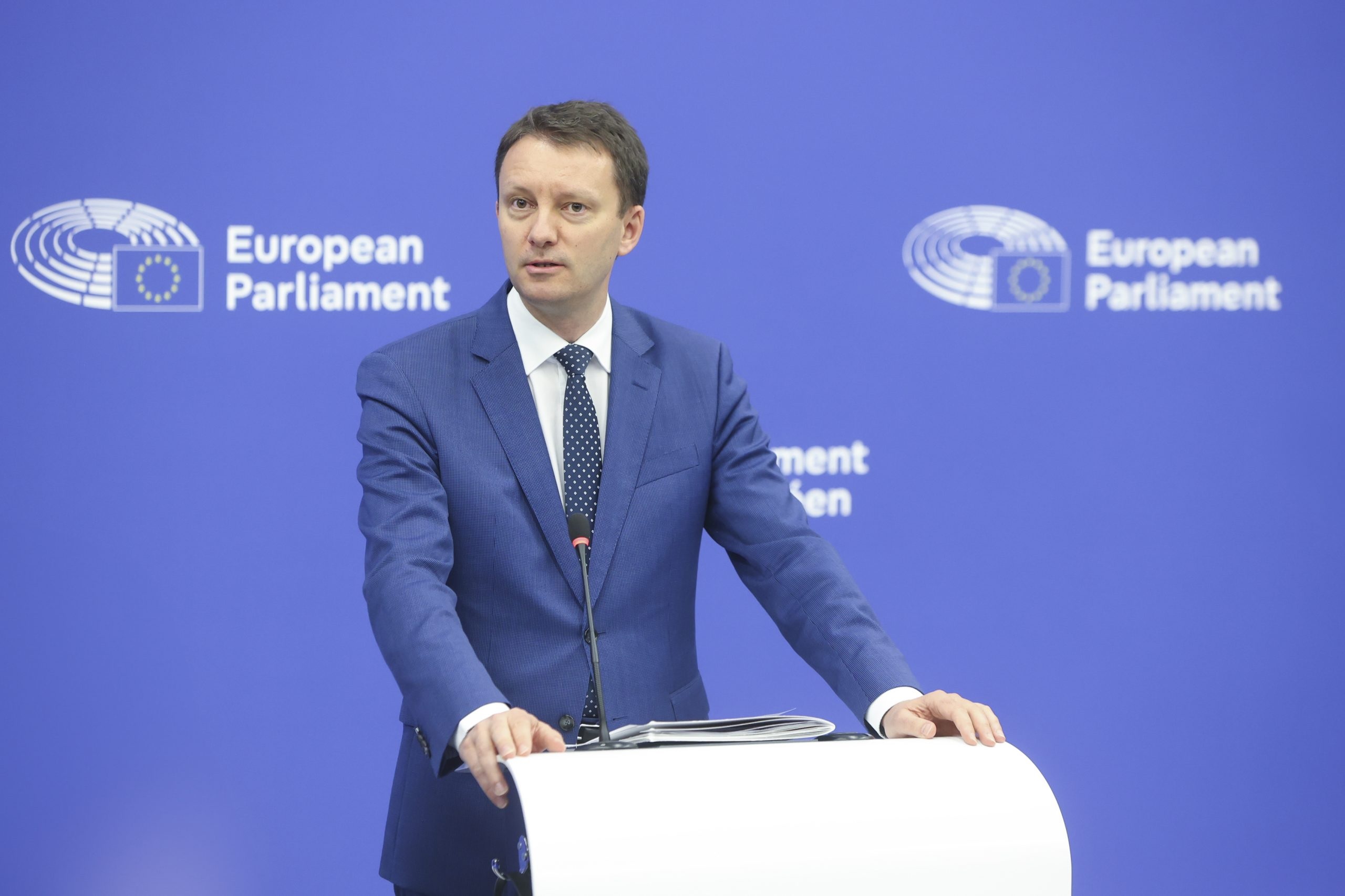 Vot decisiv în Parlament pentru Guvernul Mureșan: se tranhțuie învestirea sau dizolvarea Legislativului