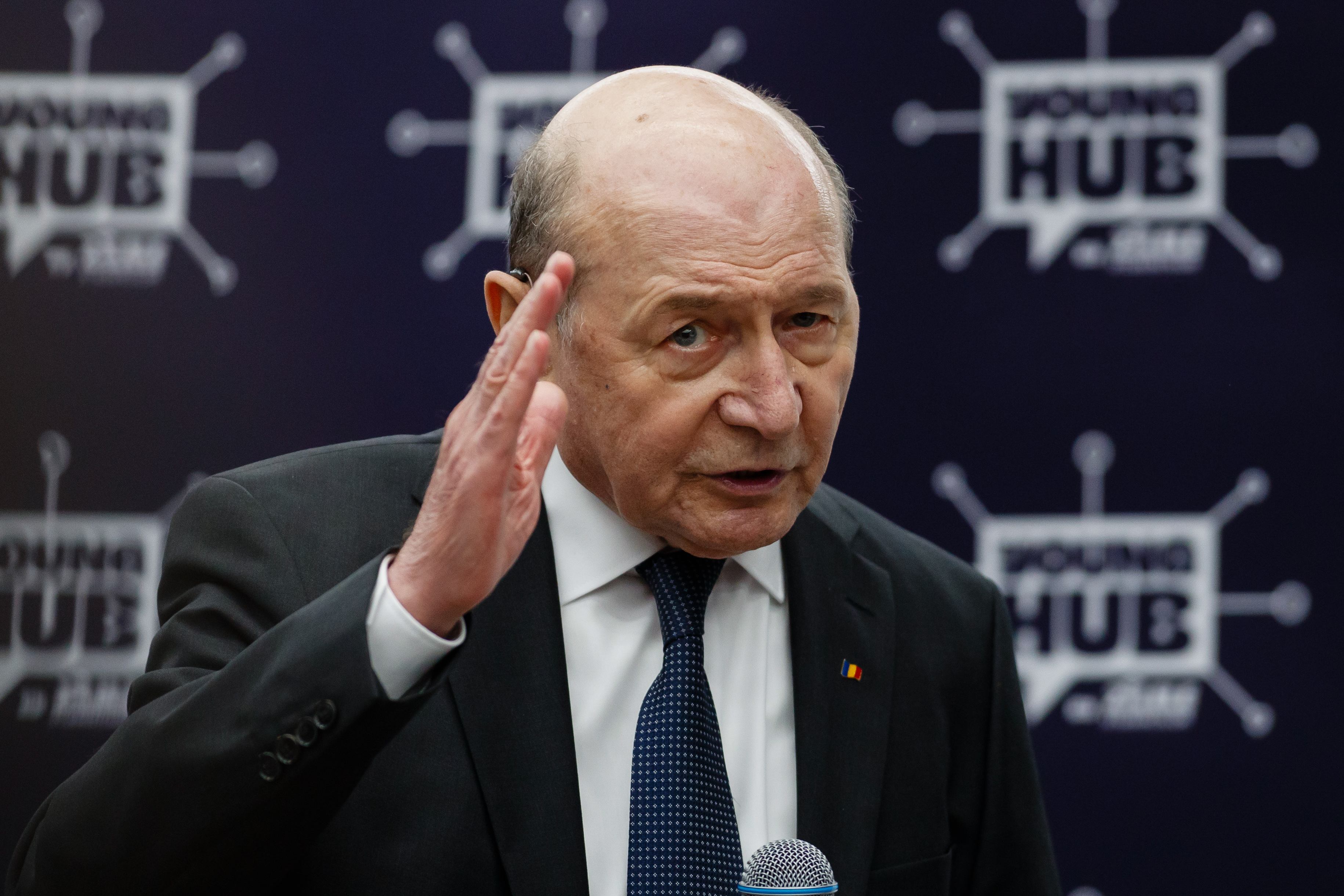 Traian Băsescu critică modul în care a fost arestat Călin Georgescu: „De ce trebuie să le pui cătușe la gulerele albe?”