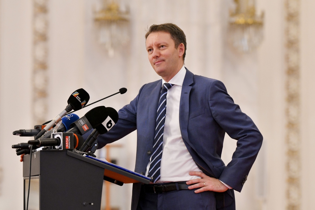 Parlamentul votează învestirea Cabinetului Mureșan după cinci luni de criză politică