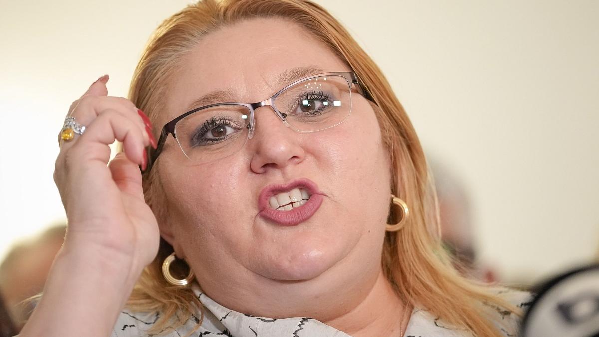 Tensiuni în Parlament: Diana Șoșoacă a declanșat un scandal în preajma votului pentru Guvernul Mureșan