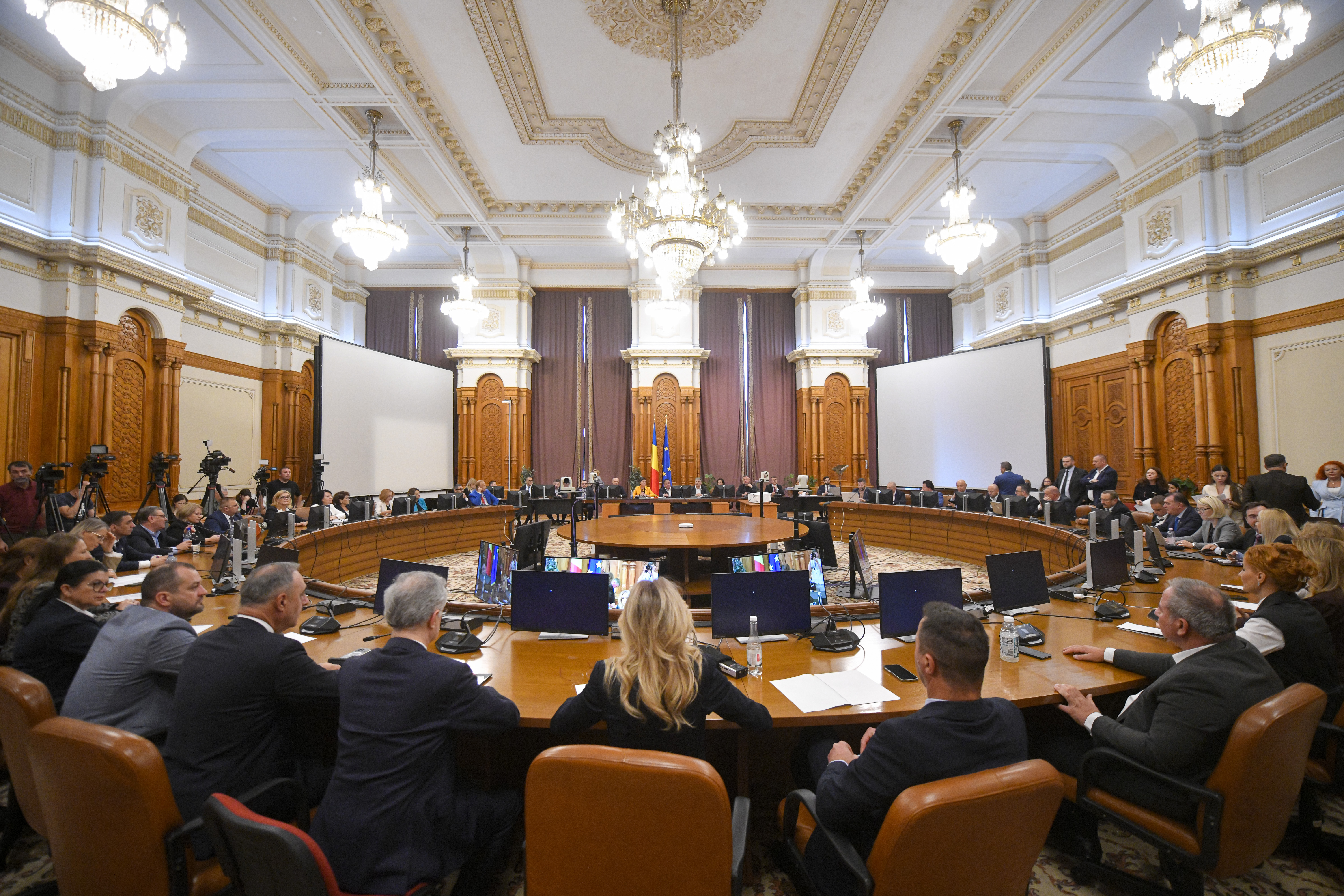 Parlamentul votează guvernul Siegfried Mureșan în contextul instabilității politice și al volatilității piețelor
