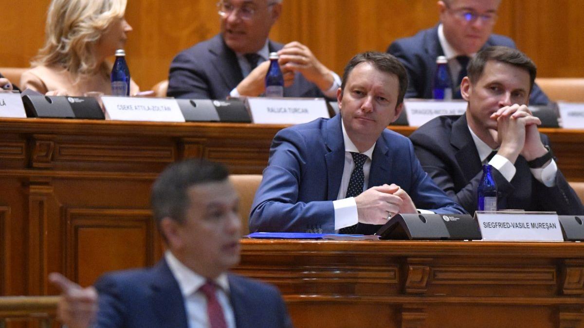 România în criză politică după respingerea Guvernului Mureșan: riscuri pentru economie și rating