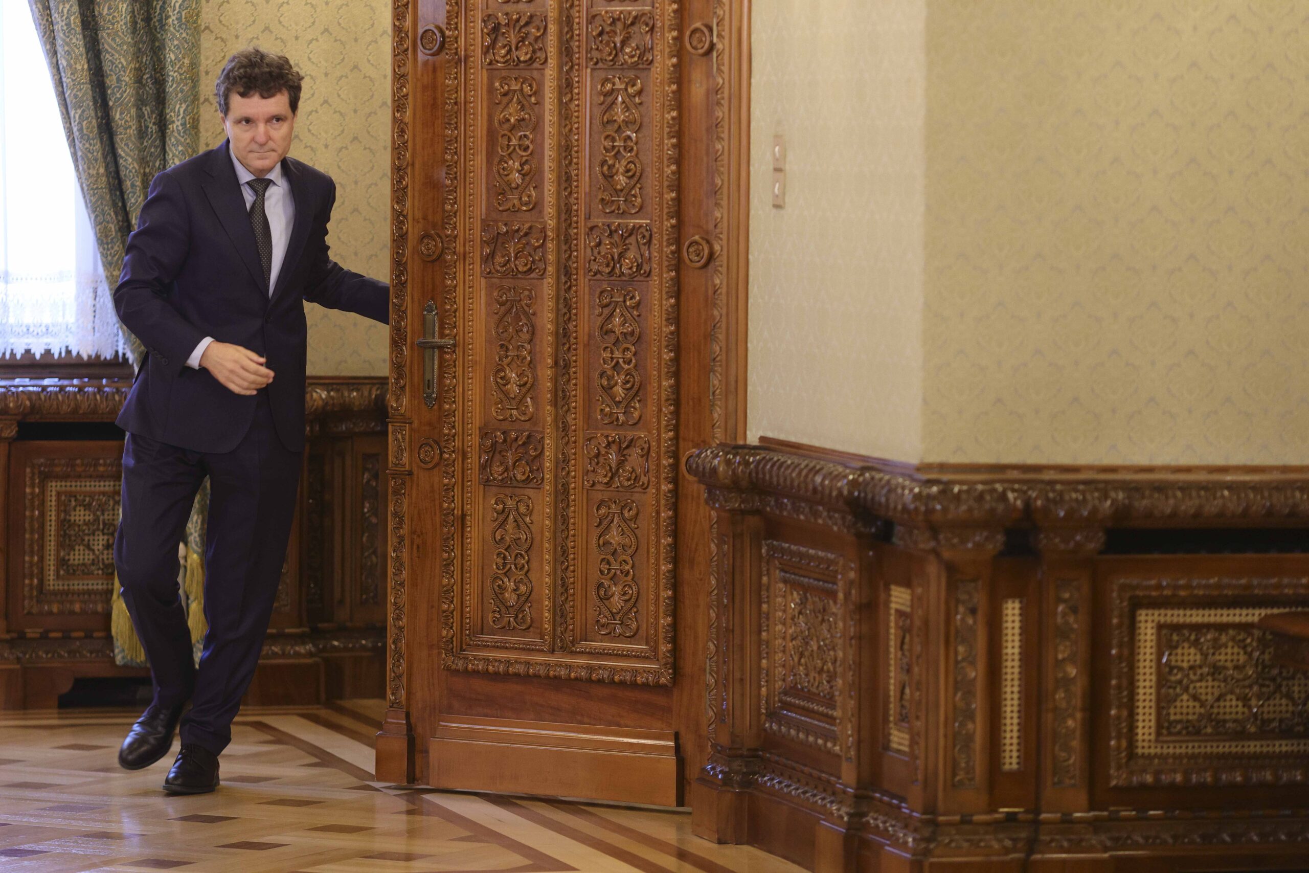 Nicușor Dan va propune un nou premier luni, după eșecul guvernului Mureșan în Parlament