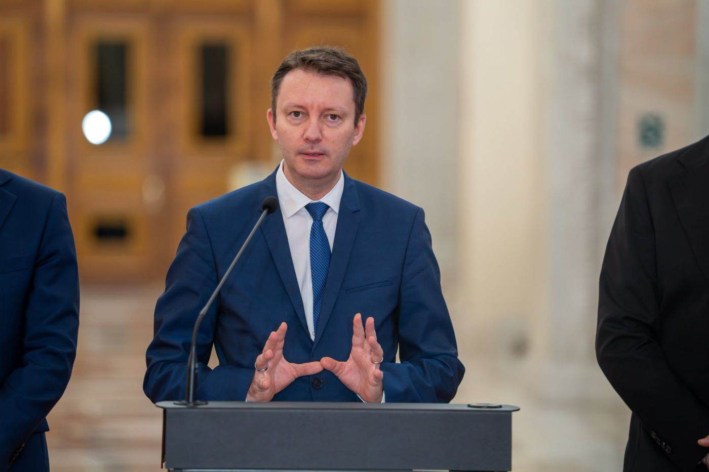 Siegfried Mureșan acuză premierul Sorin Grindeanu că a părăsit plenul înainte de votul din Parlament