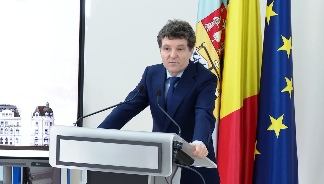 Nicușor Dan avertizează asupra divizării societății: Profesorii trebuie să fie prezenți pe TikTok