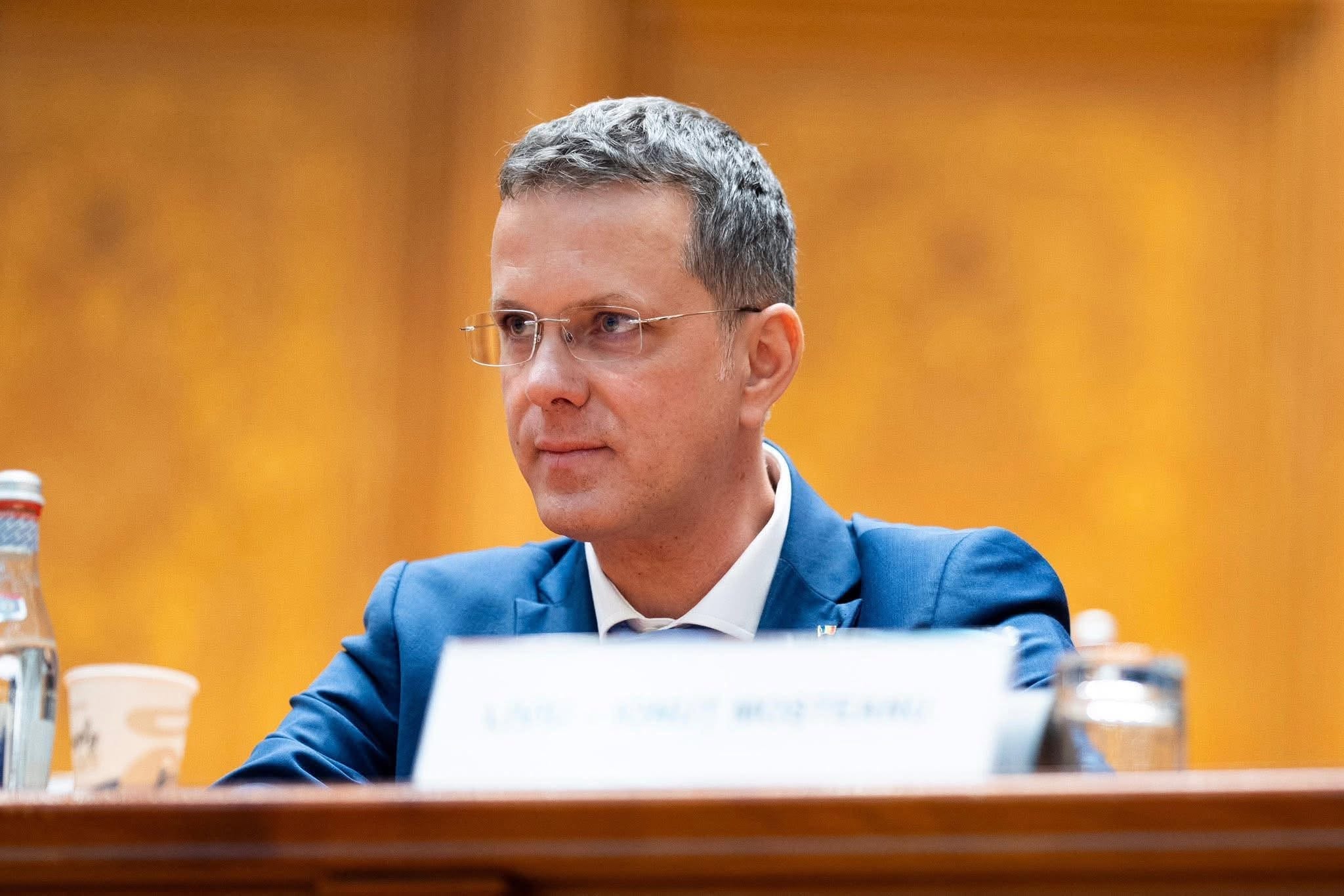 Eroare gramaticală în postarea lui Ionuț Moșteanu pe rețelele sociale după atacul la adresa unui post de televiziune