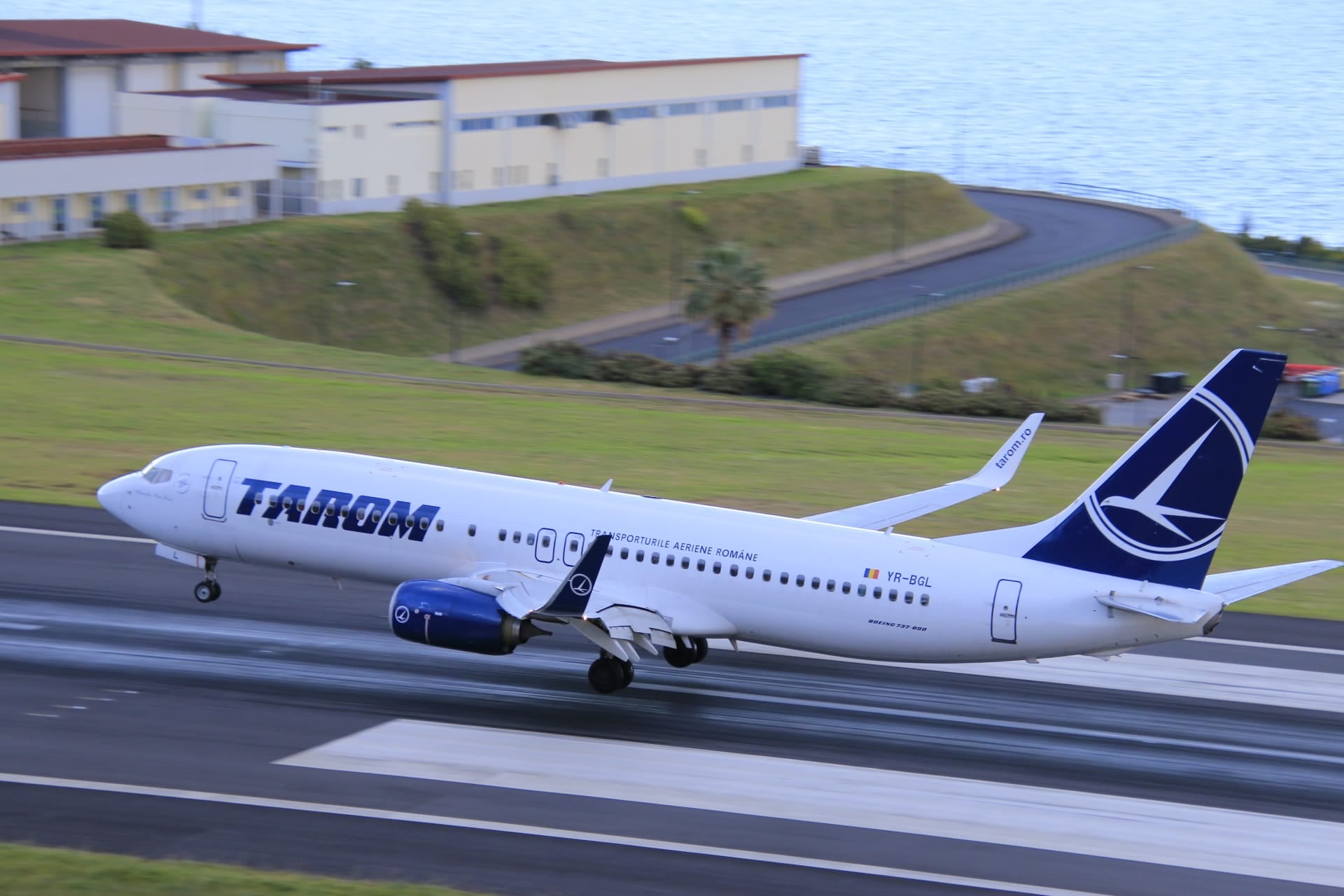 TAROM respinge acuzațiile de faliment lansate de senatorul Cristian Ghinea și denunță un sabotaj