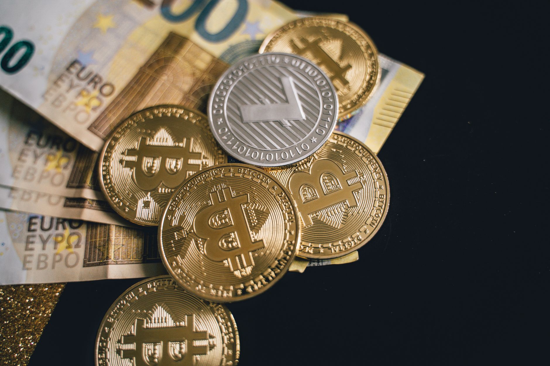 Cursul euro a depășit pragul de 5,3 lei. Moneda națională este afectată de instabilitatea politică și globală