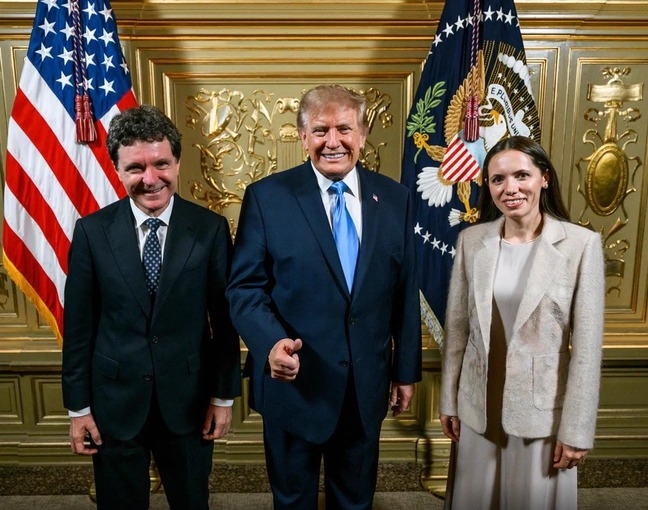 Explicația pentru întârzierea publicării fotografiei cu Donald Trump de către Nicușor Dan