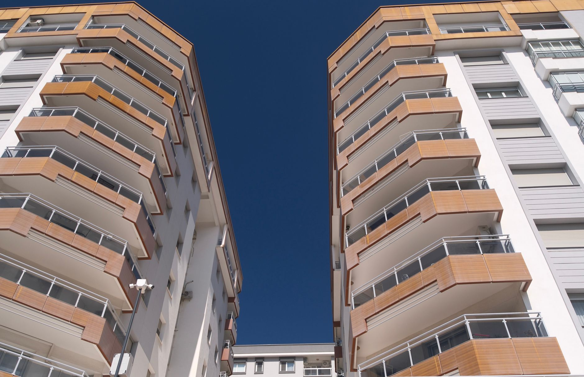 Lipsă de răspuns din partea parlamentarilor din București privind reglementările asociațiilor de proprietari