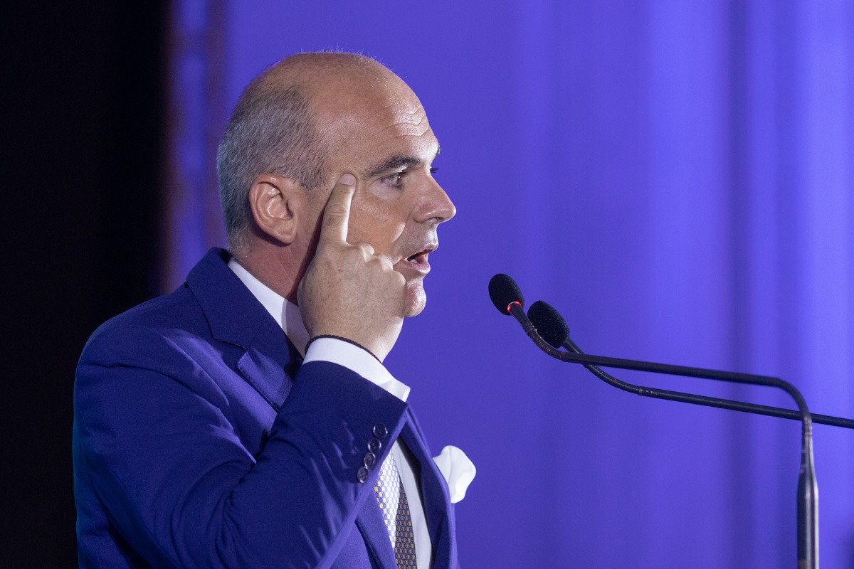 Rareș Bogdan cere susținerea lui Luca Niculescu pentru funcția de prim-ministru și critică președintele PNL