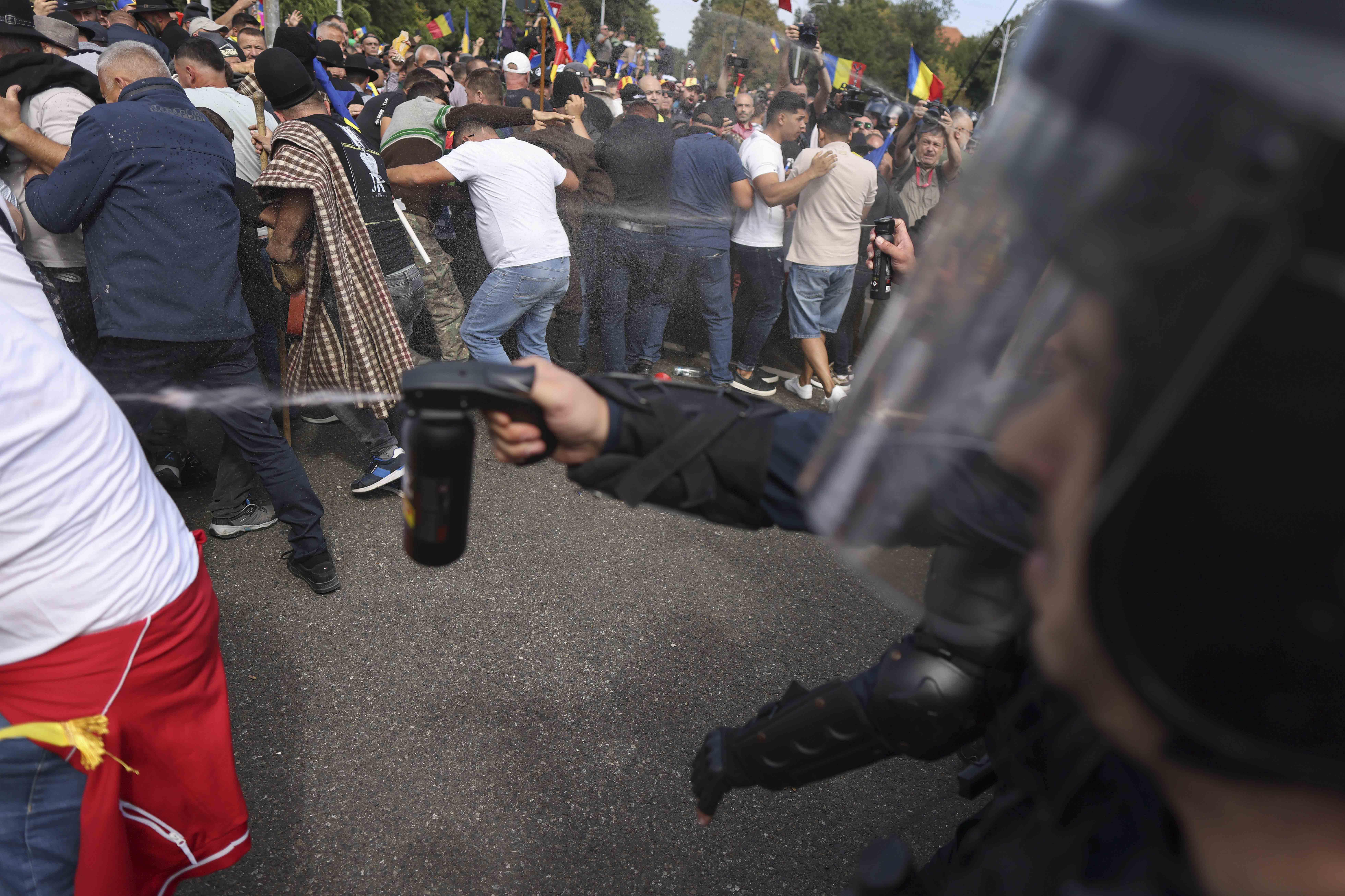Dosarul violențelor de la protestul fermierilor: Percheziții la 21 de adrese și mandate de aducere