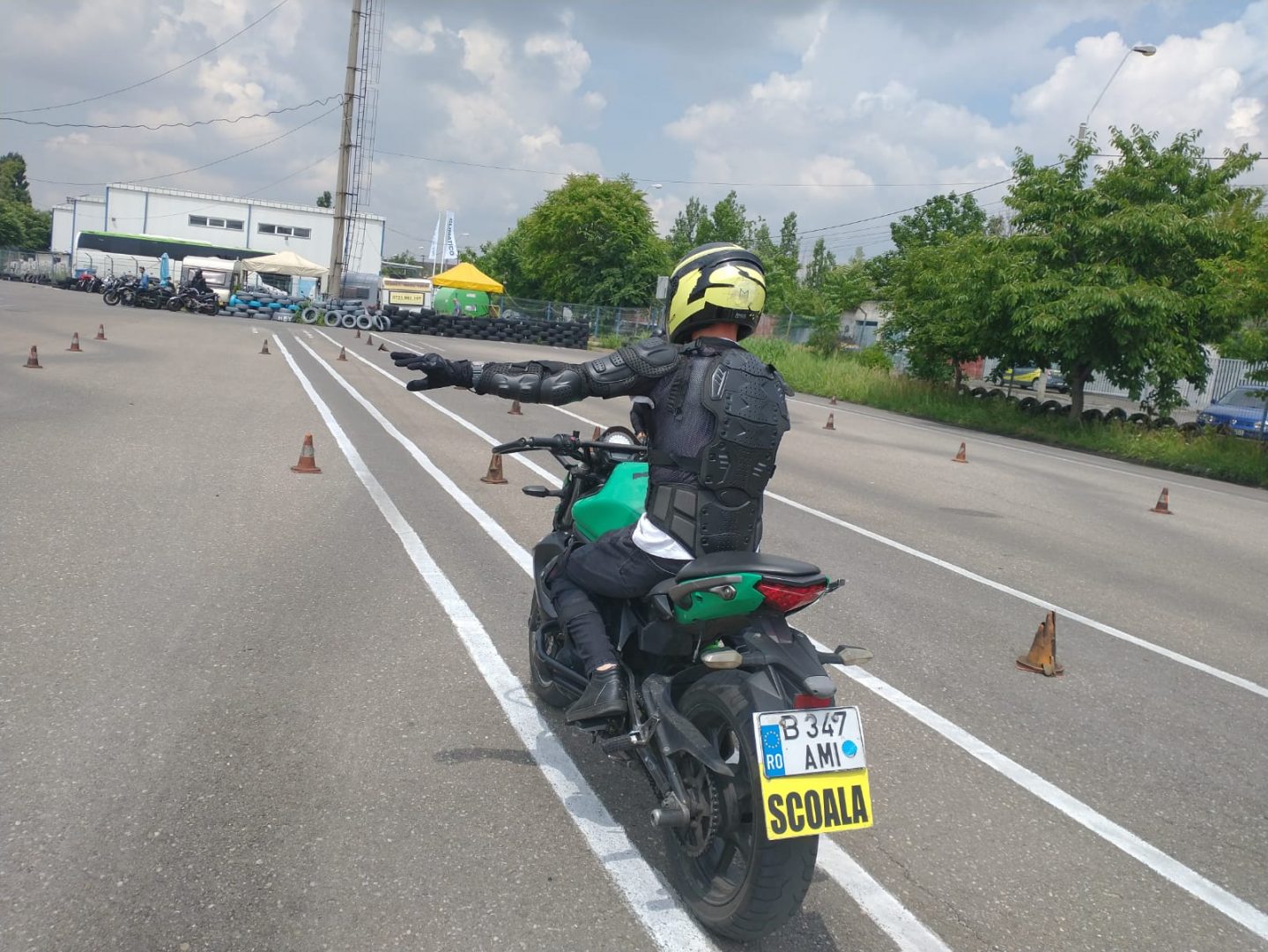 Modificări în Codul Rutier: Motocicliștii și mopediștii vor putea folosi benzile de autobuz