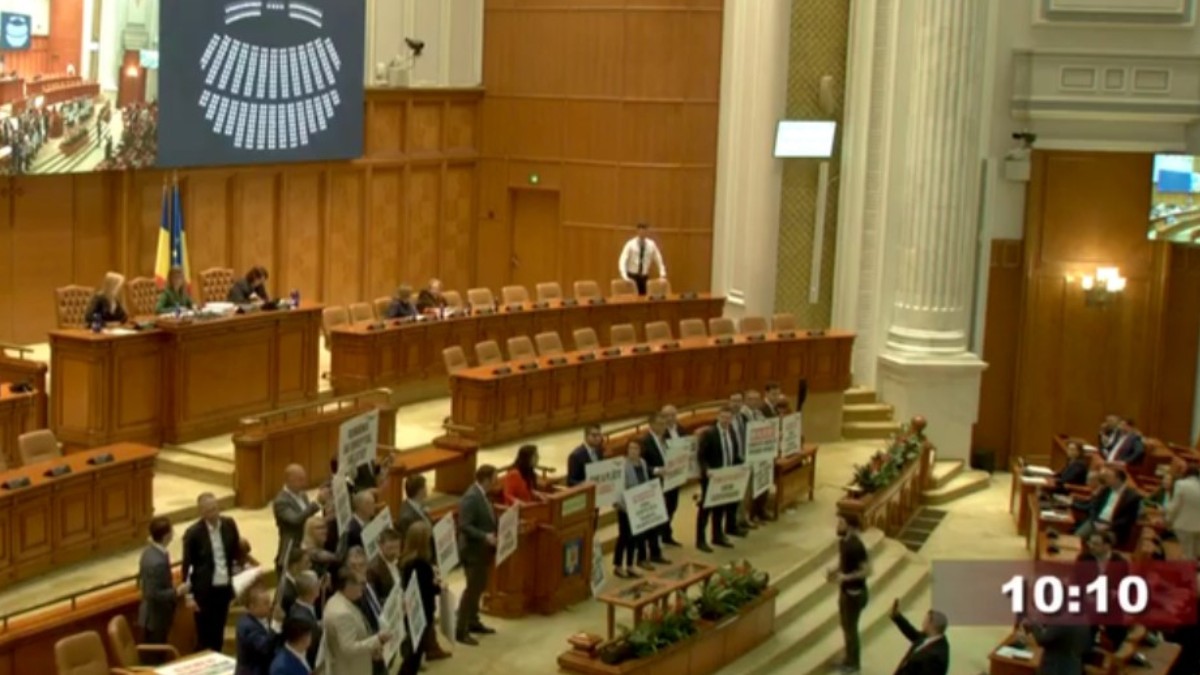 Protest în Camera Deputaților: Parlamentarii USR cer ancheta pentru zborurile către Mykonos și Nisa