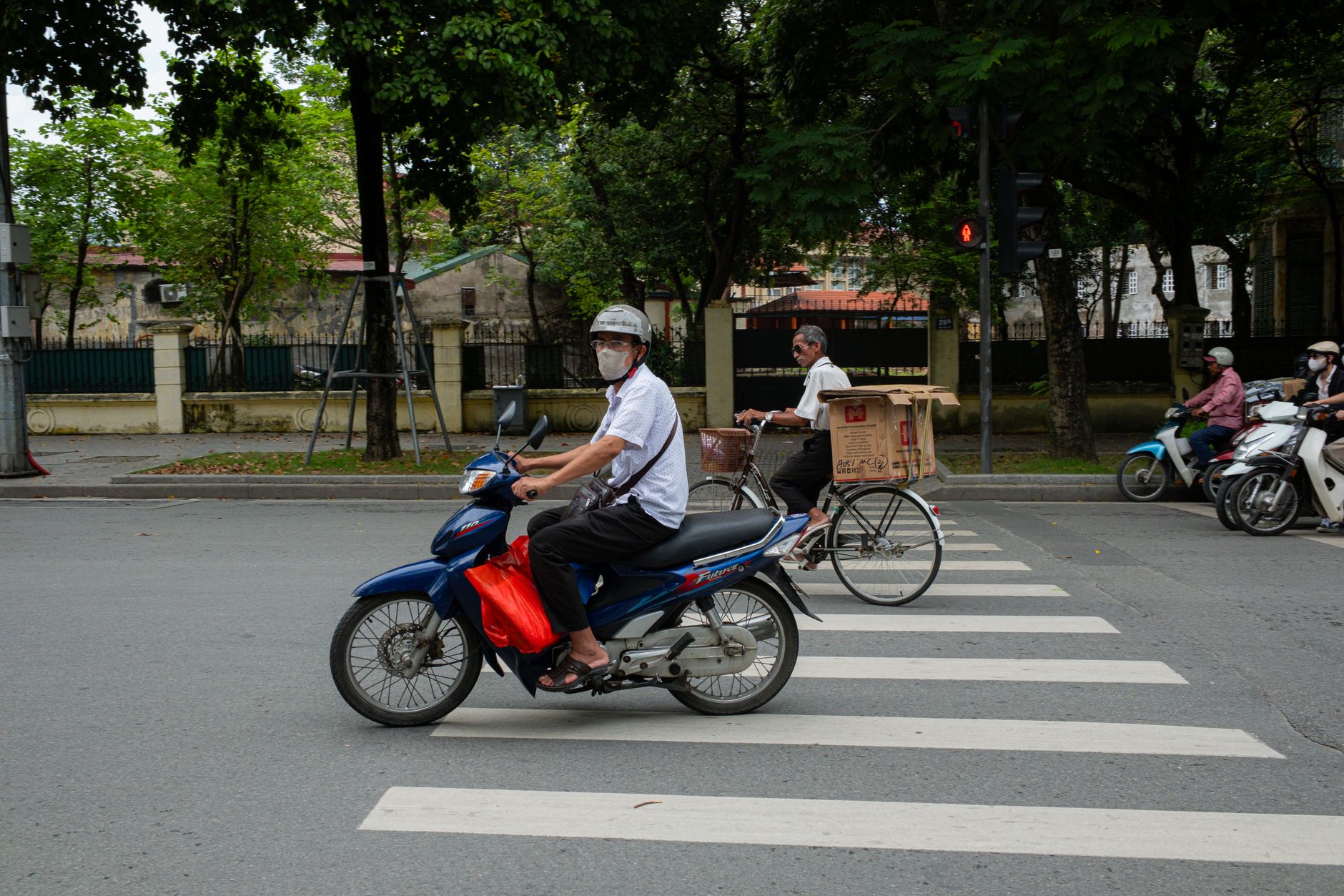 Camera Deputaților adoptă lege care permite motocicliștilor și bicicliștilor să depășească mașinile la semafor