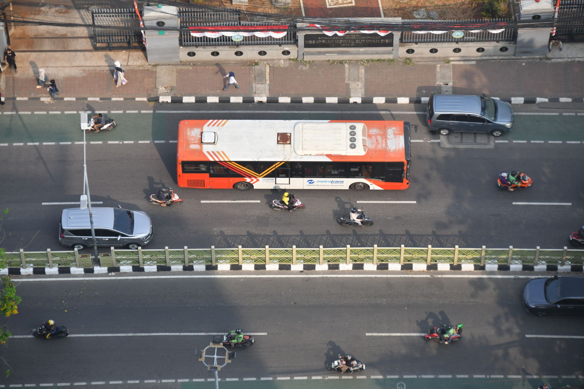Camera Deputaților aprobă utilizarea benzilor de autobuz de către motocicliști și utilizatorii de scutere