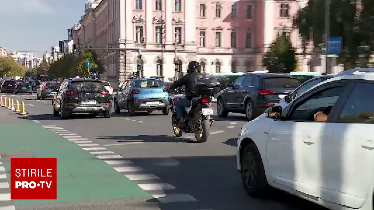Modificări în Codul Rutier: Motocicliștii vor putea trece printre mașini la semafor
