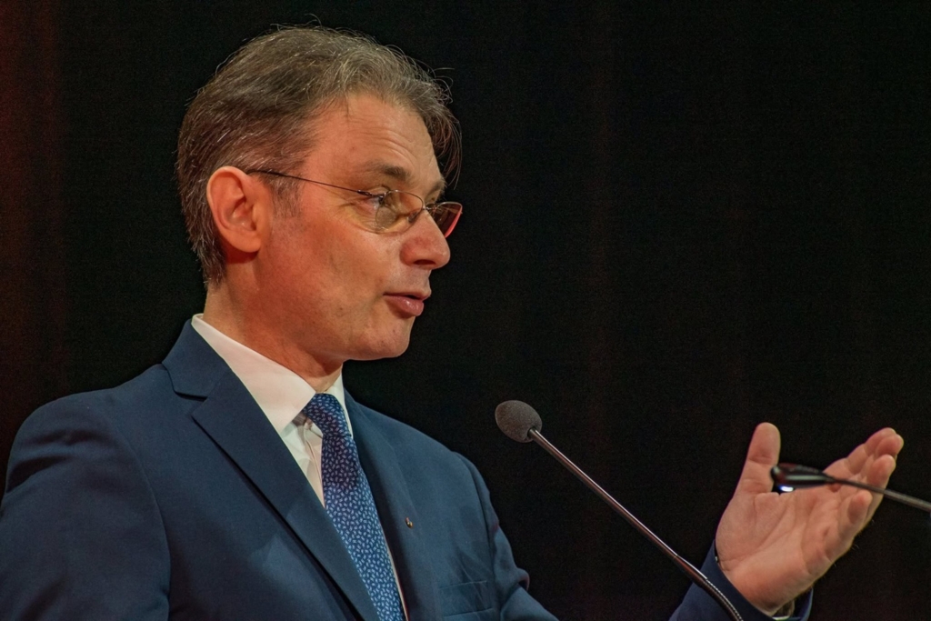 Luca Niculescu anunță prioritățile noului Guvern: gestionarea tarifelor la utilități și reforma fiscală