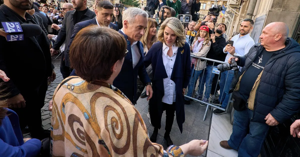 Călin Georgescu și Cristela Georgescu la DIICOT pentru percheziții informatice în dosarul de 1,1 milioane de euro