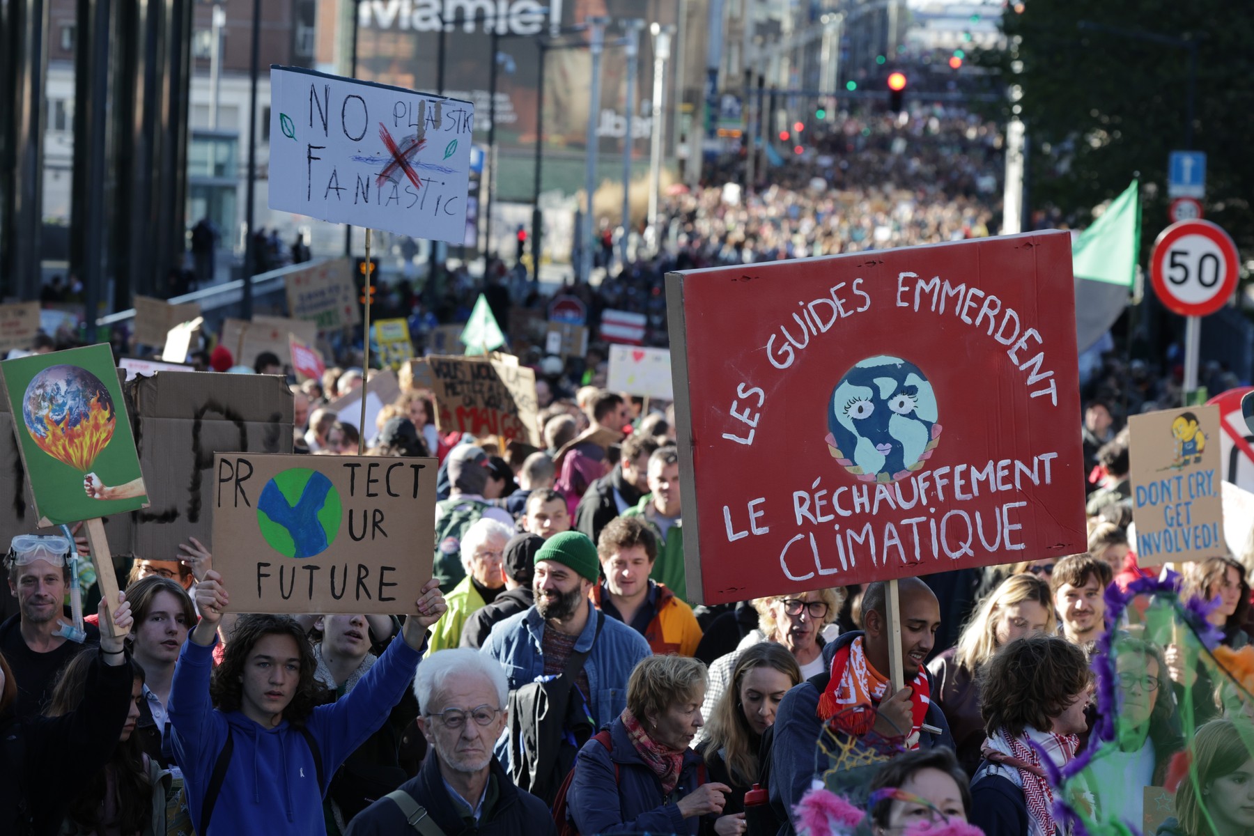 Marea manifestare de la Bruxelles: Aproximativ 45.000 de persoane cer măsuri climatice ferme înainte de COP 31