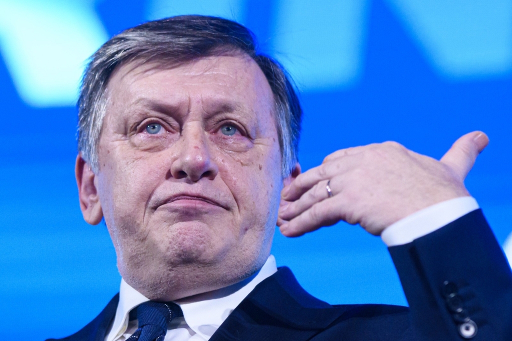 Crin Antonescu propune formula guvernului Luca Niculescu: fără USR, AUR și SOS