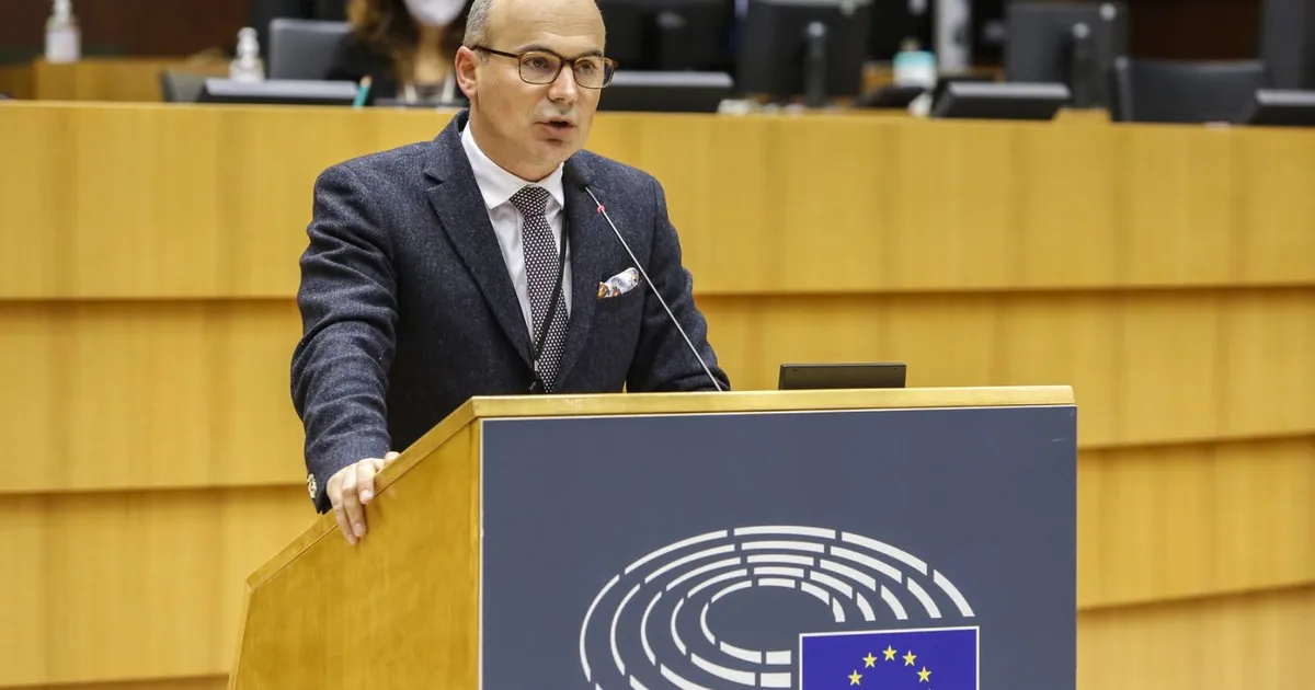 Schismă în PNL: 28 de liberali ar putea susține guvernul Luca Niculescu în Parlament