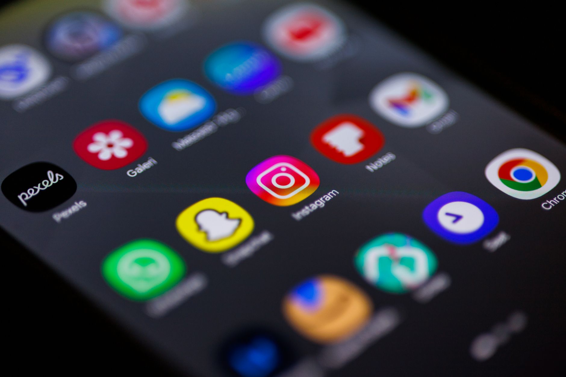 Acuzații de corupere a alegătorilor: Mecanism de promovare a lui Călin Georgescu prin cadouri pe TikTok