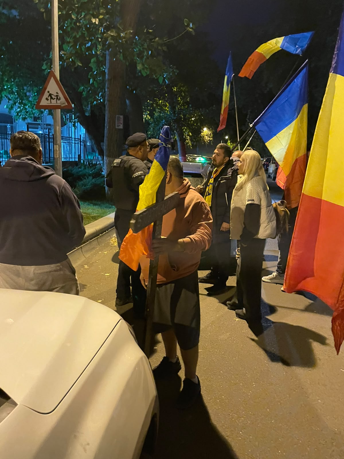 Manifestare a susținătorilor lui Călin Georgescu în fața Arestului Central din București