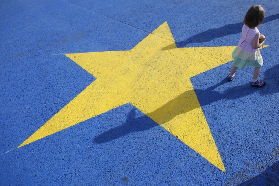 România devine eurosceptică: 51% dintre cetățeni consideră că țara ar fi mai bine în afara UE